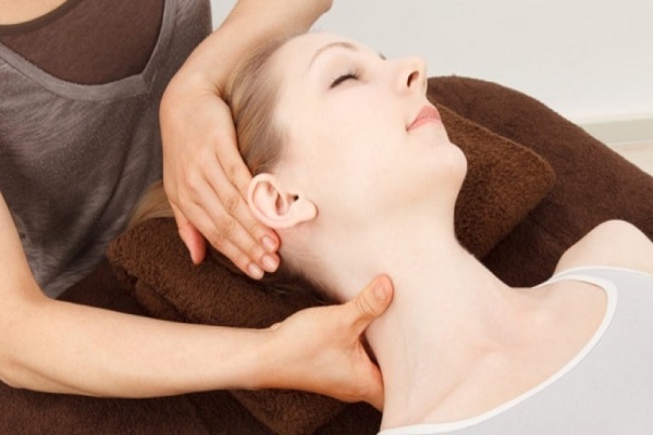Massage cổ, vai gáy - Cách chữa đau mỏi vai gáy sau khi ngủ dậy