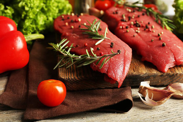 Thịt đỏ giàu purin khiến lượng axit uric trong máu tăng vượt mức quy định