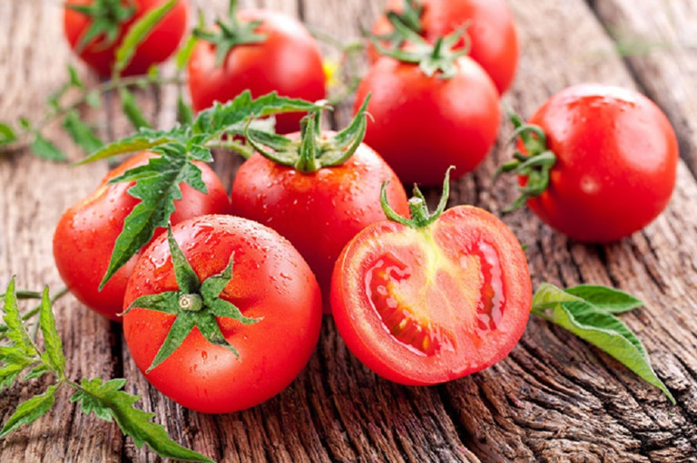Thoái hóa khớp gối kiêng ăn gì để bệnh không nặng thêm: Cà chua chứa chất chống oxy hóa tốt cho người bị viêm khớp gối