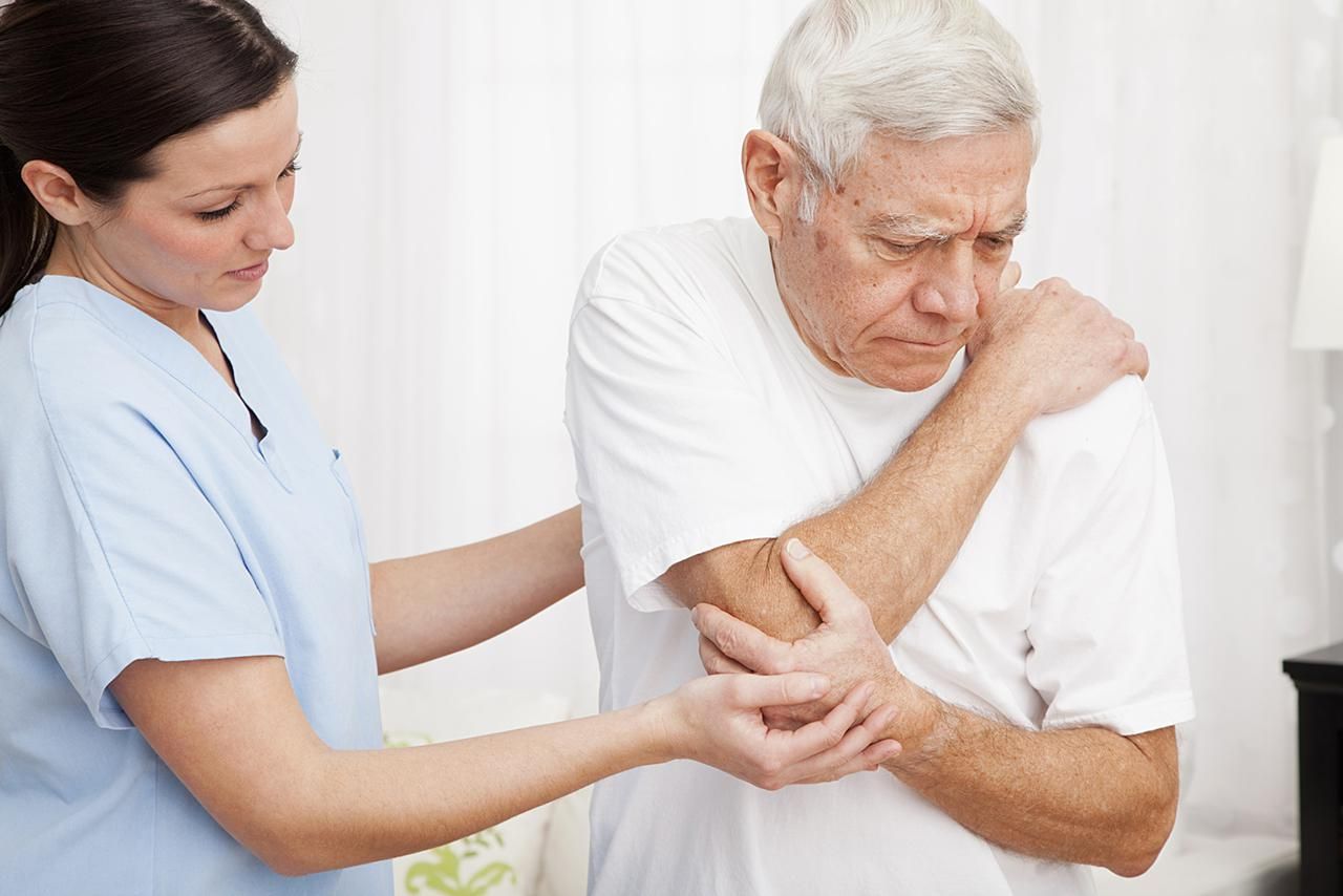 Viêm khớp cổ tay thường gặp ở người cao tuổi