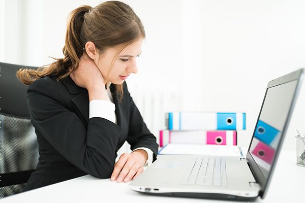 Nhân viên văn phòng thường mắc thoát vị đĩa đệm do ngồi lâu trước màn hình máy tính