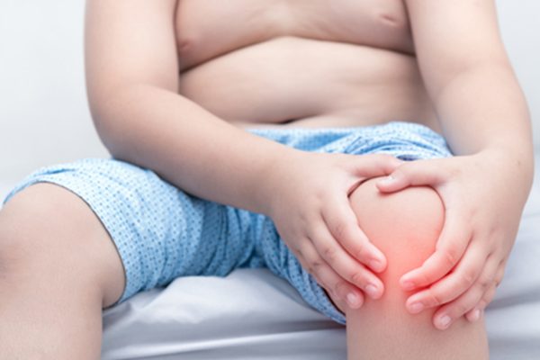 Trẻ em bị viêm khớp gối do chấn thương, tràn dịch khớp và béo phì